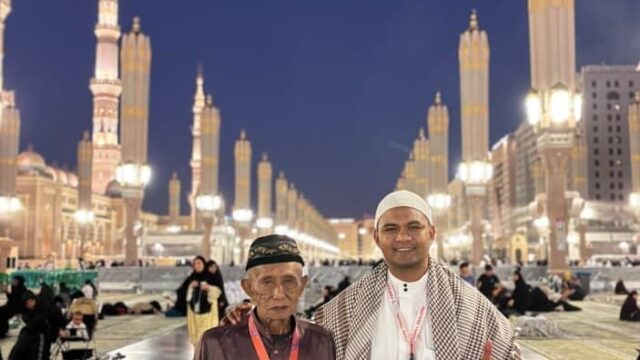 MasyaAllah Tabarakallah 🤲🏻🕋   Hidayah Rahmat memang tidak semua anak diberi kesempatan dan niat untuk mengajak orang tua ke Tanah Suci. Ini bakti kepada orang tua   Hidayah Rahmat: Anak Mengajak Orang Tua Berangkat Umroh ke Tanah Suci* _Berziarah ke Masjid Nabawi, Doakan Kebaikan untuk Keluarga di Tanah Air_